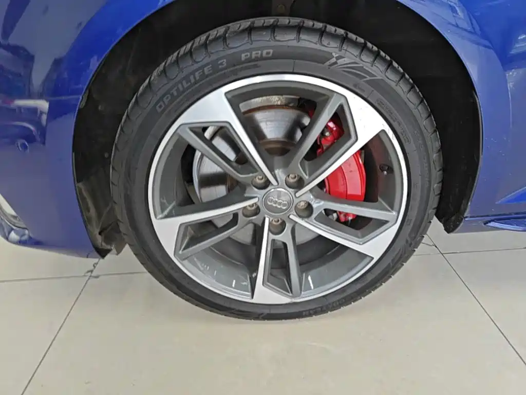 Фото 23 - Audi A4L