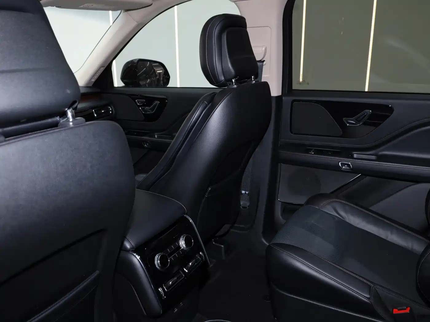 Lincoln Aviator 2023 3.0T V6 AWD Premium Cruise Edition 6-Seater фото 17