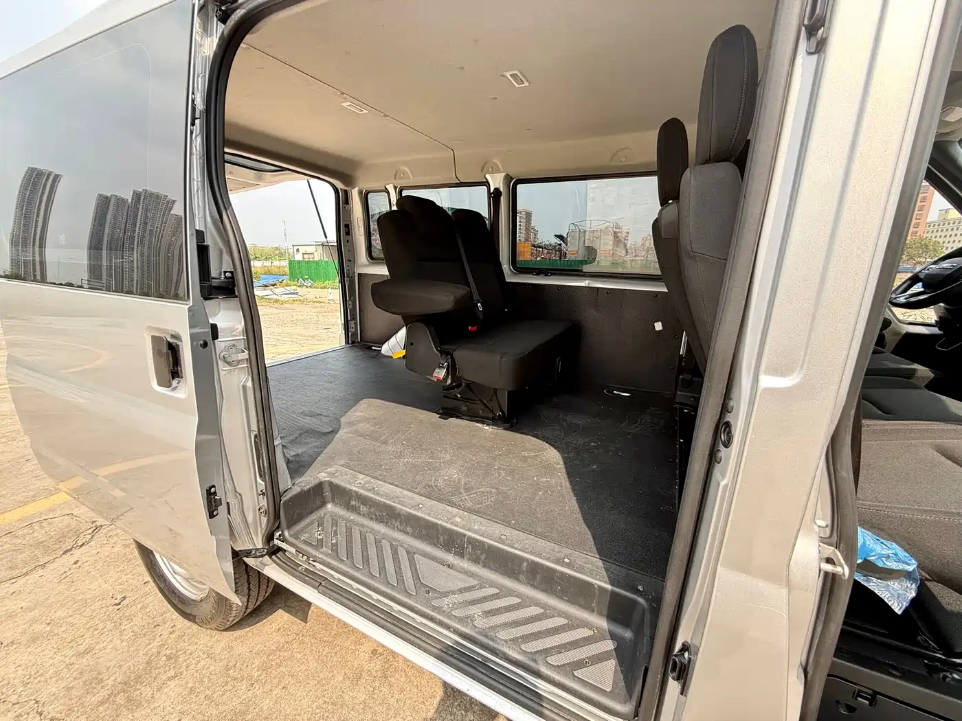 Jiangling JMC Fushun 2025 2025 Model 2.0T 6MT Diesel Short Wheelbase Low Roof Commercial MPV 5/6 Seats with Lift-up Tailgate