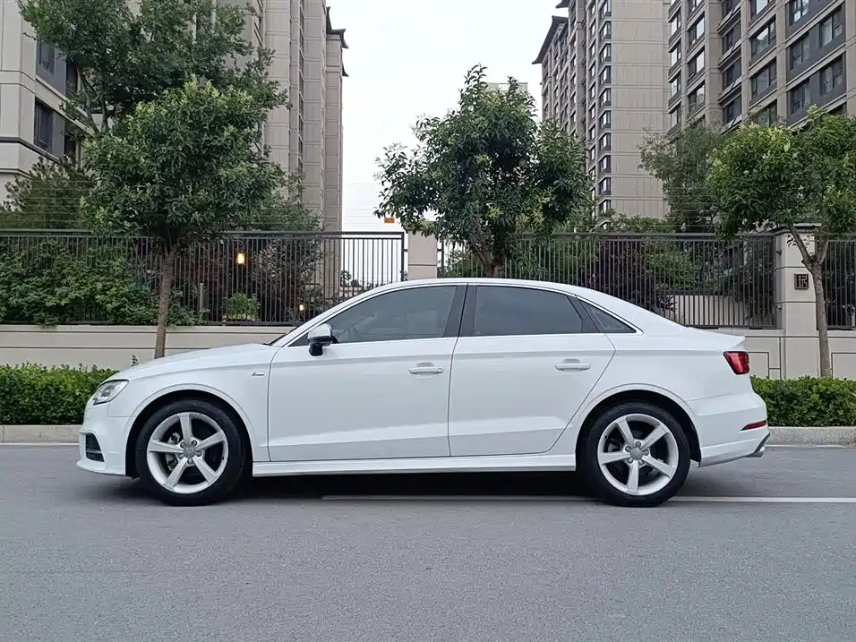 Audi A3 2017 Limousine 35 TFSI Fashion фото 3