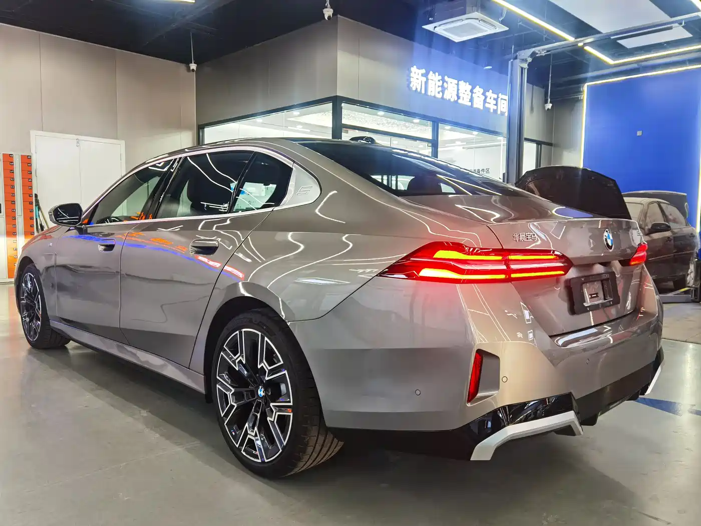BMW 5 Series 2025 530Li Premium M Sport Package фото 4