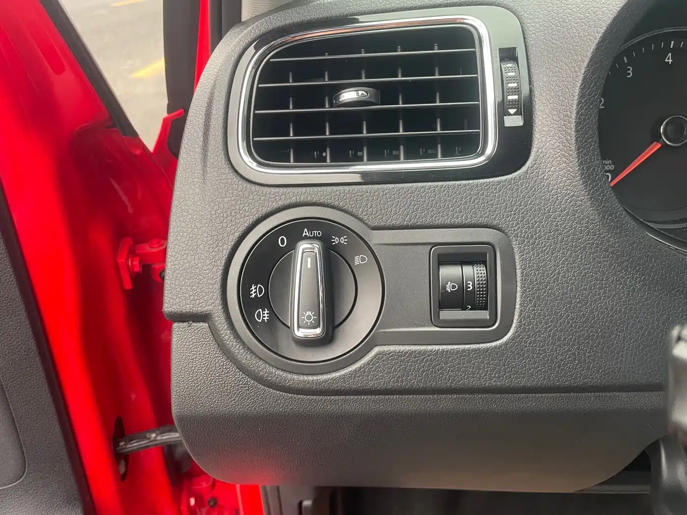 Volkswagen Polo 2016 1.6L Automatic Luxury фото 10