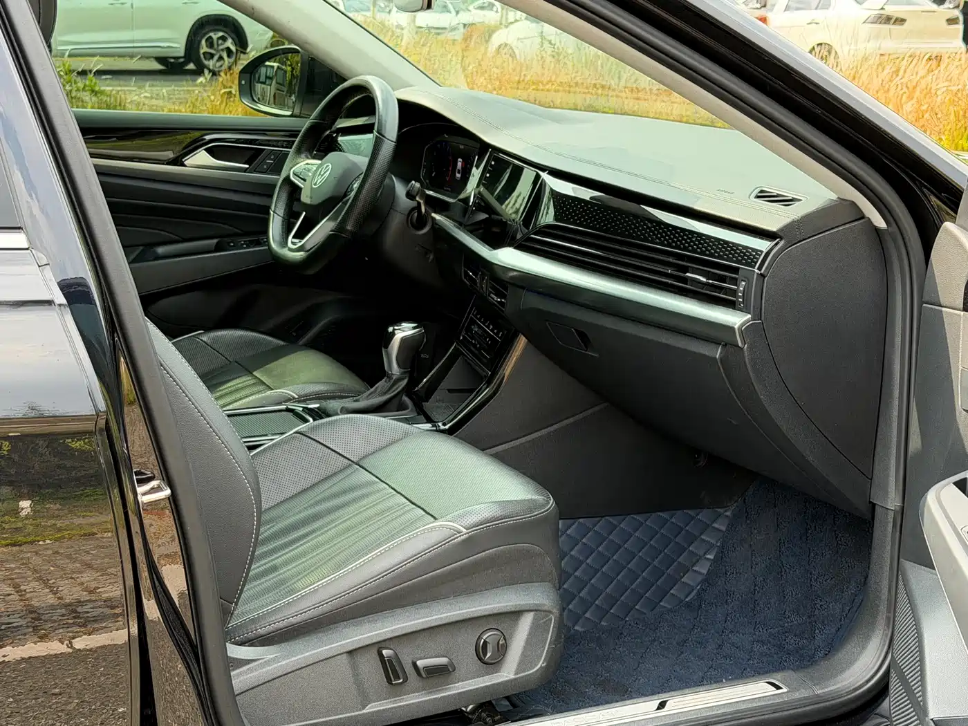 Volkswagen Passat 2022 330TSI Luxury Edition фото 14
