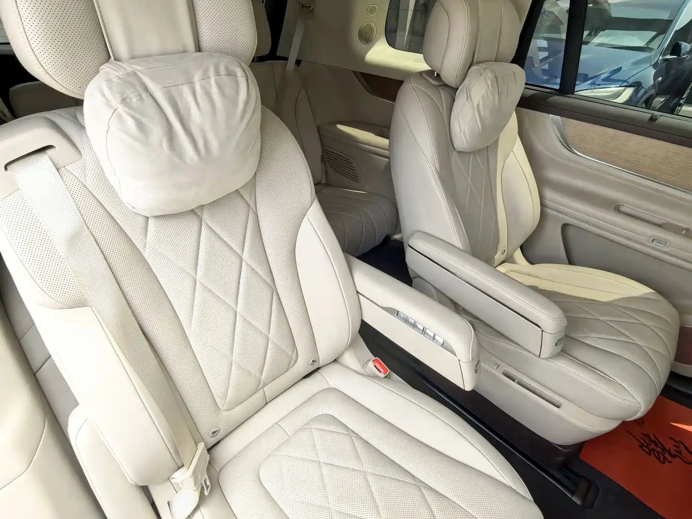 AITO Wenjie AITO M9 2024 Extended Range Ultra 42kWh 6-Seater фото 16