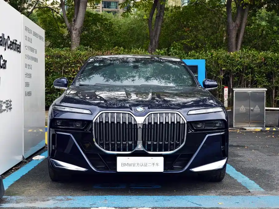 BMW 7 Series 2023 740Li Exclusive M Sport Package фото 2