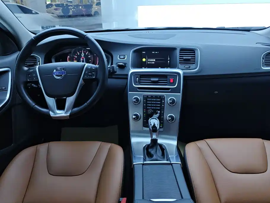 Фото 12 - Volvo S60