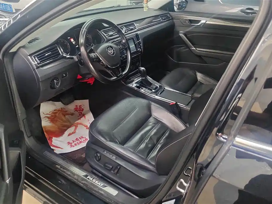 Volkswagen Passat 2017 330TSI DSG Luxury фото 9