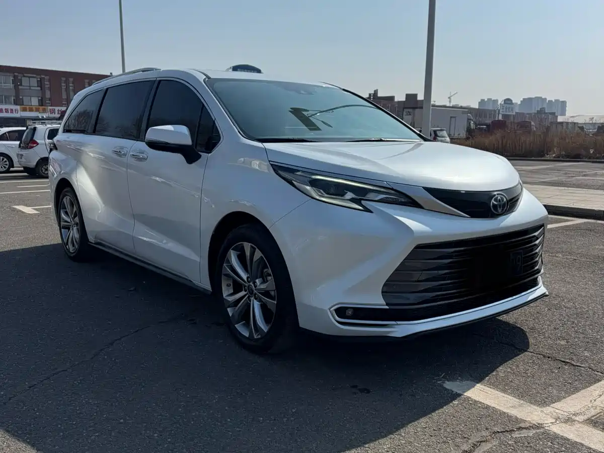 Toyota Sienna 2023 2.5L Hybrid Ultimate Edition фото 3