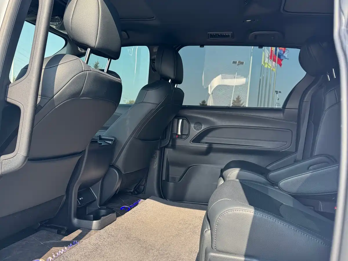 Toyota Sienna 2023 2.5L Hybrid Ultimate Edition фото 5