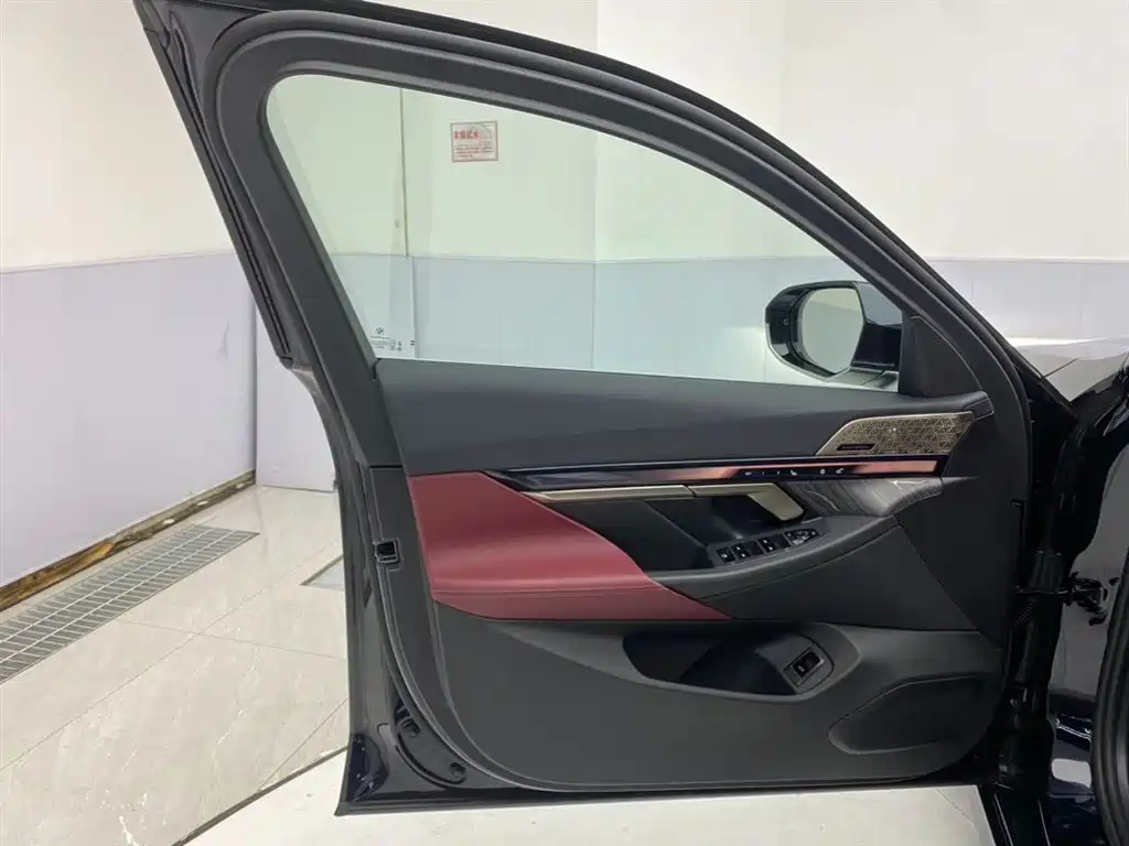 BMW 5 Series 2025 530Li Premium M Sport Package фото 25