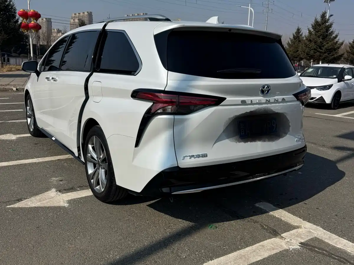 Toyota Sienna 2023 2.5L Hybrid Ultimate Edition фото 7