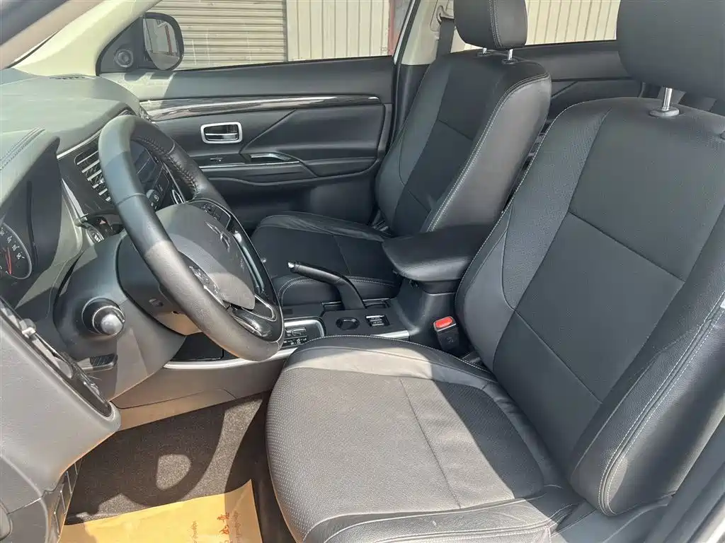MITSUBISHI OUTLANDER