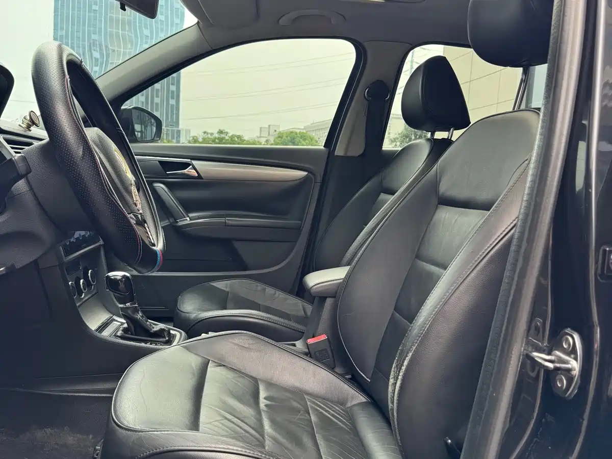 Volkswagen Lavida 2013 1.6L Automatic Comfort Edition фото 9