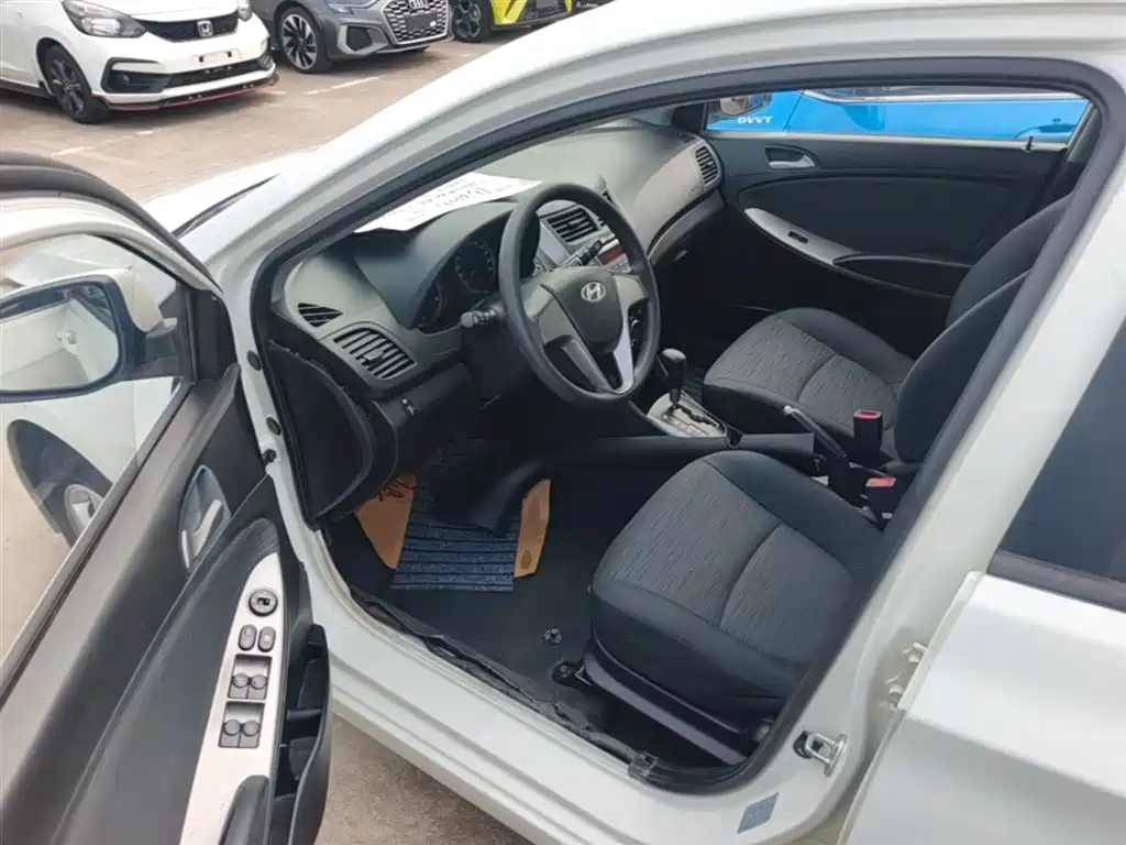 Hyundai Reina 2014 Model 1.4L Automatic GLX фото 16