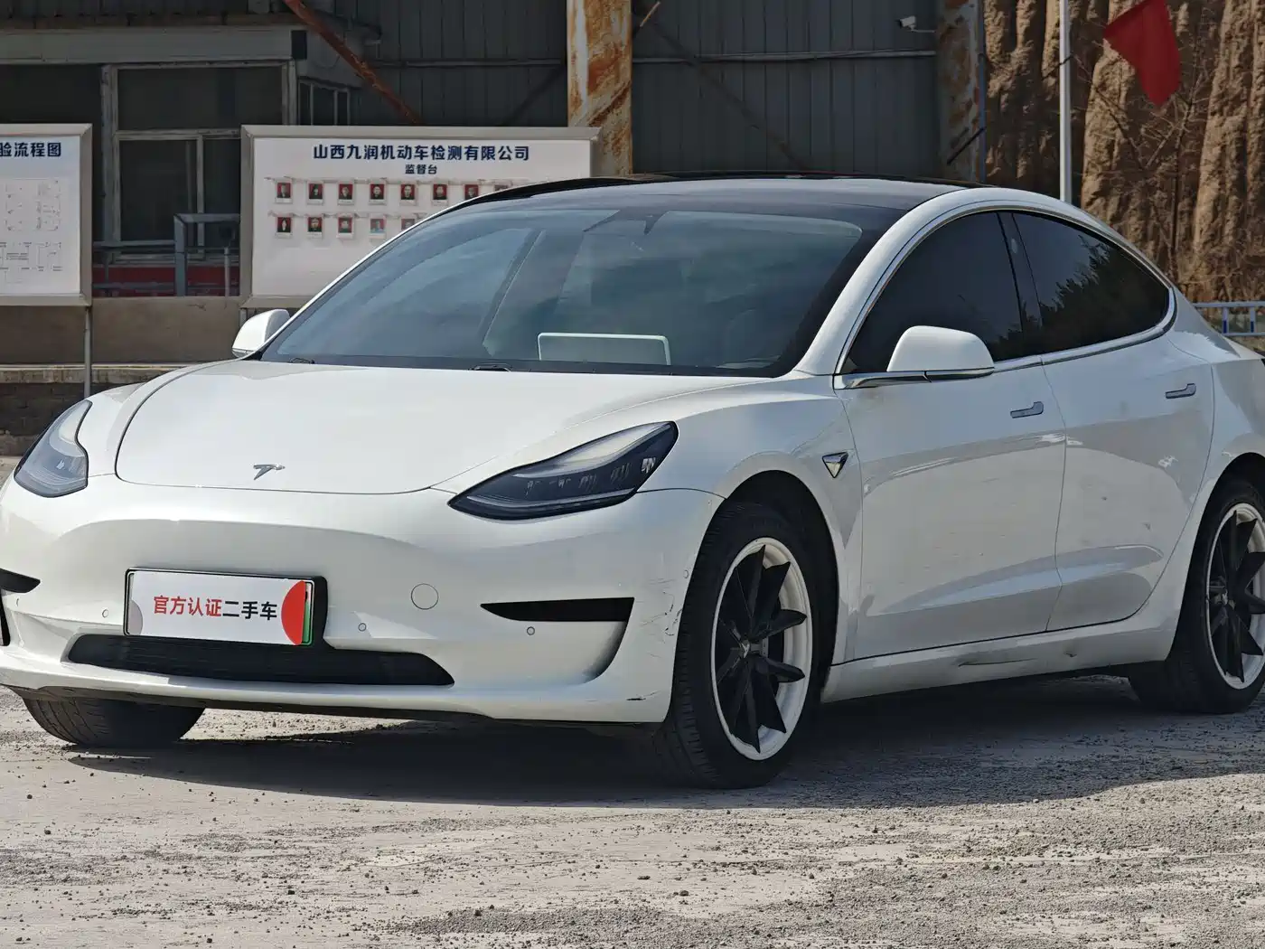 TESLA MODEL 3