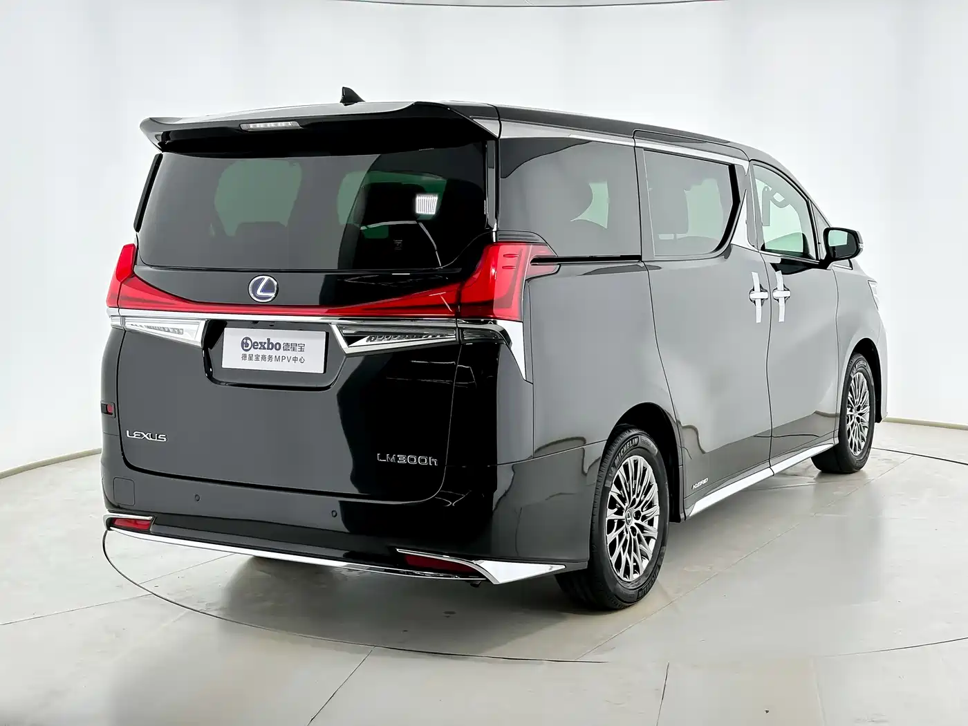 Lexus LM 2020 300h Seven-Seater Elegance Edition фото 3