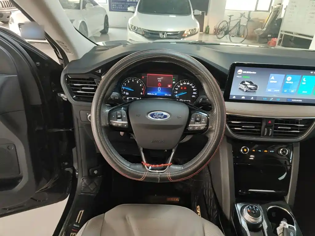 Фото 11 - Ford Escape