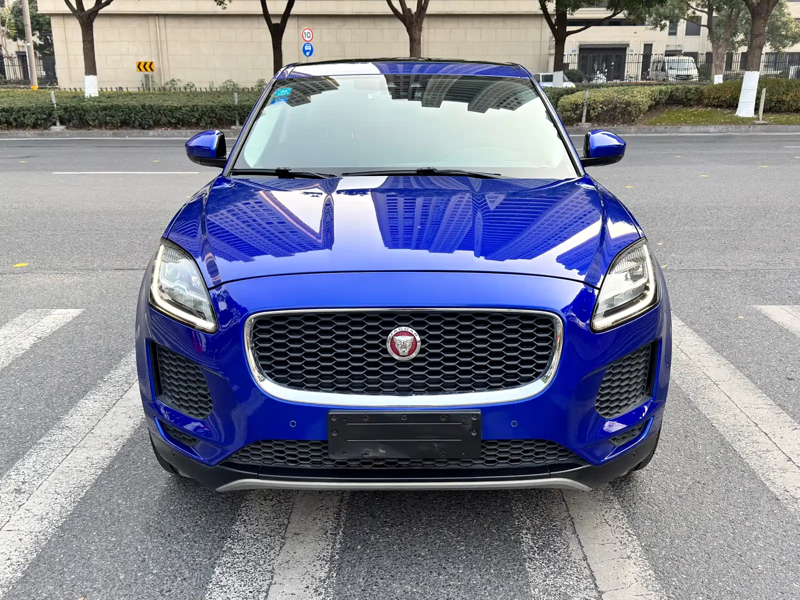 Фото 2 - Jaguar E-PACE