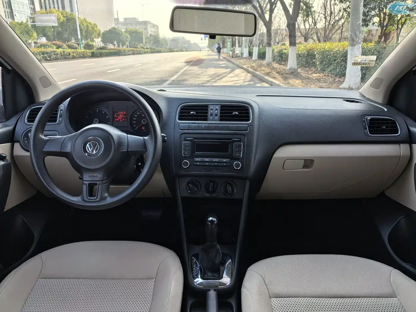 Volkswagen Polo 2011 1.6L Automatic Style Edition фото 8