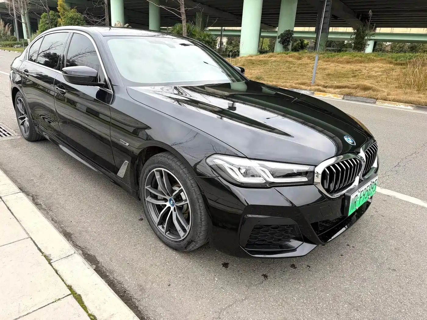 BMW 5 Series New Energy 2022 535Le M Sport Package фото 3