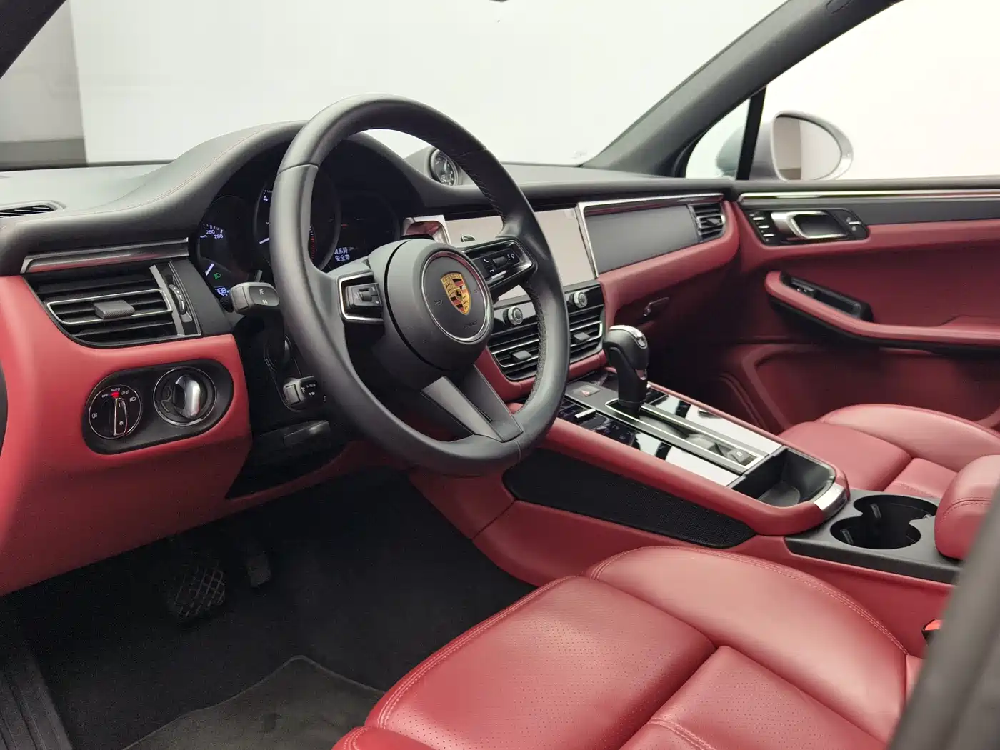 PORSCHE MACAN