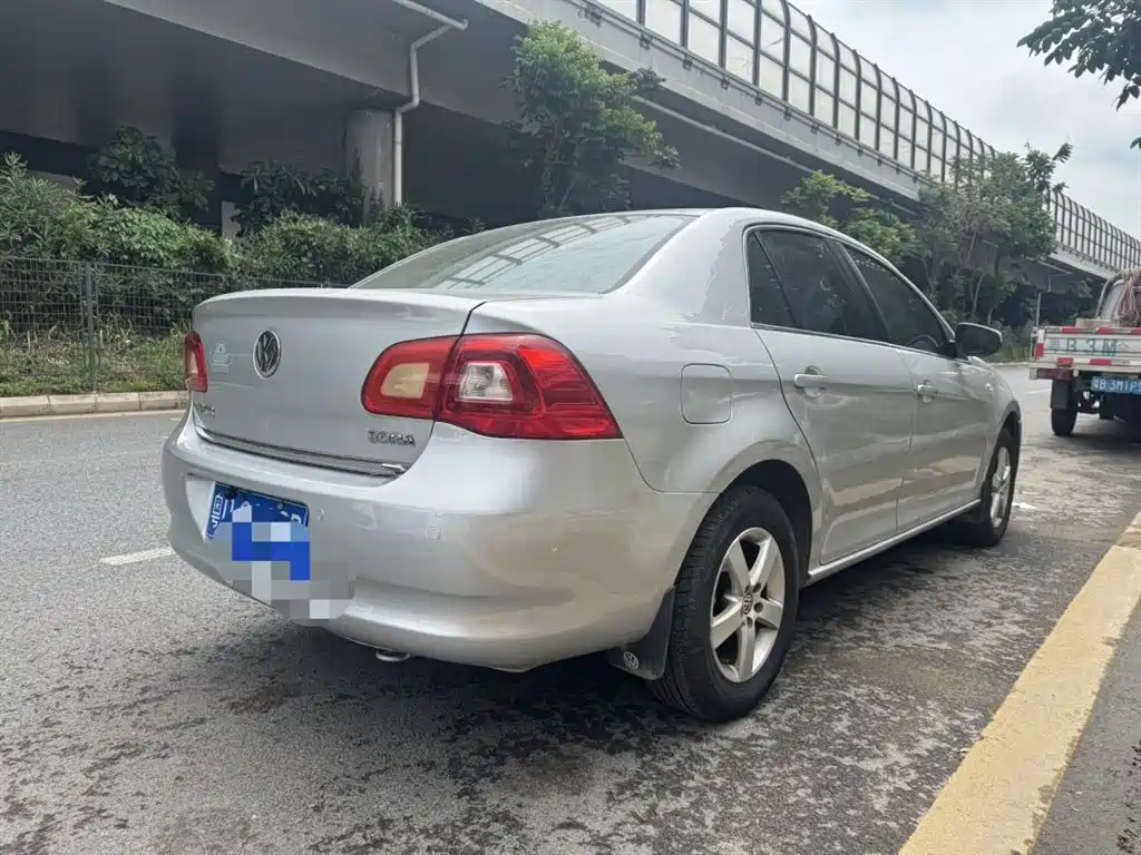 Volkswagen Bora 2012 1.6L Automatic Comfort Model фото 4