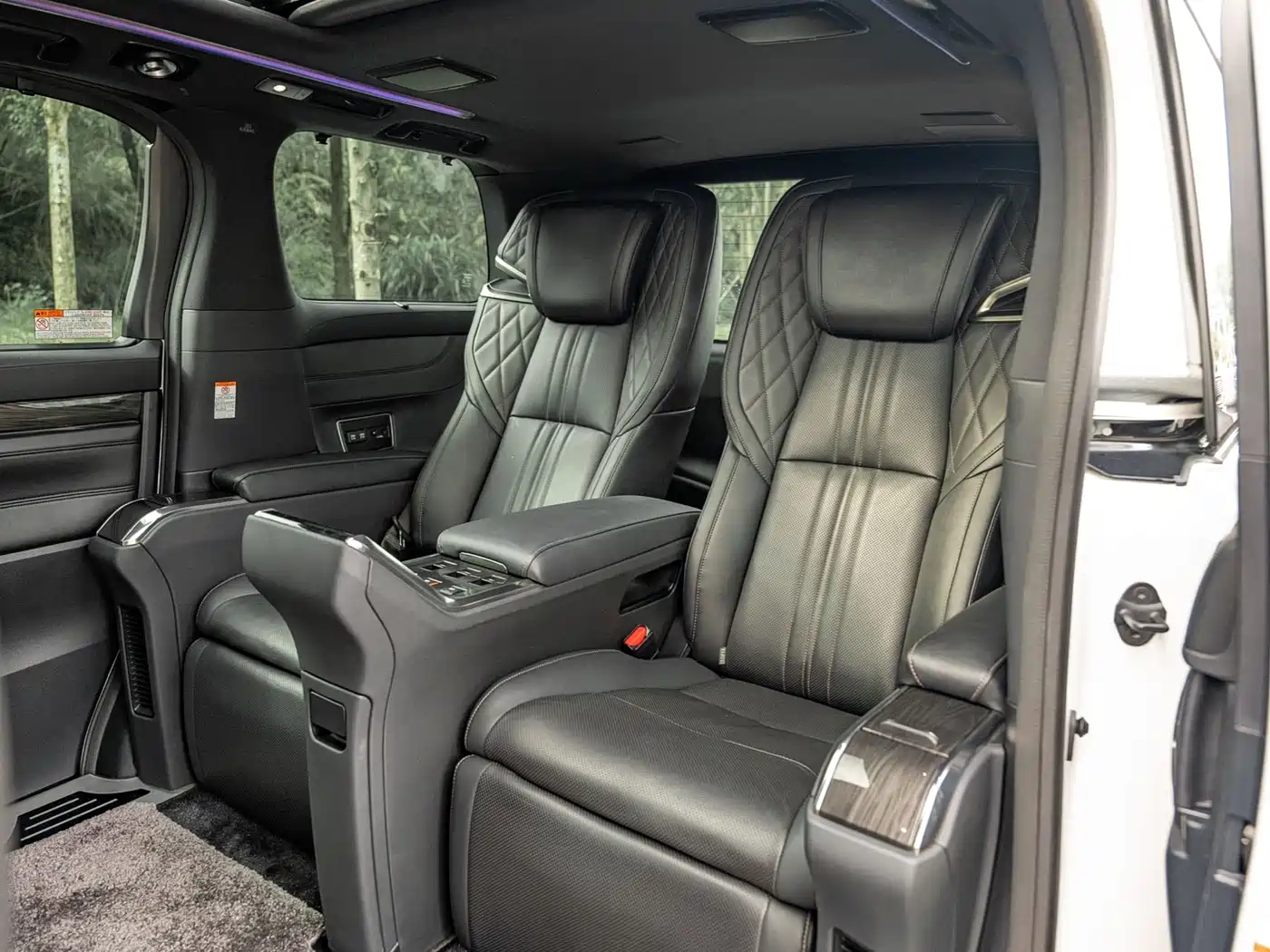 Lexus LM 2020 300h 4-Seat Imperial Edition фото 6