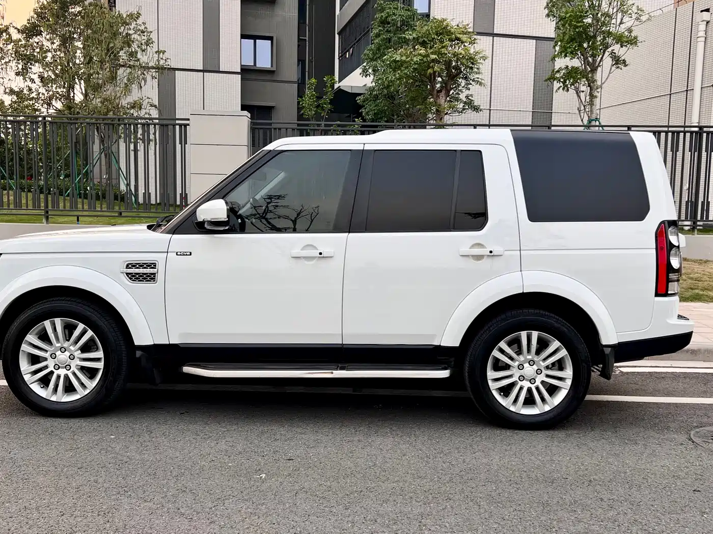 Land Rover Discovery 2014 3.0 SC V6 HSE фото 4