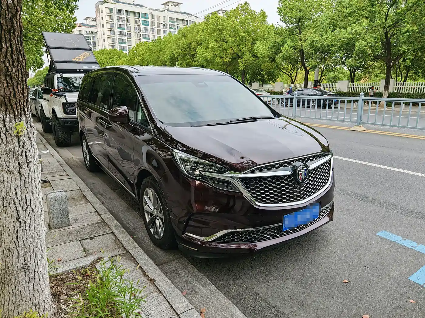 Photo 2 - Buick GL8