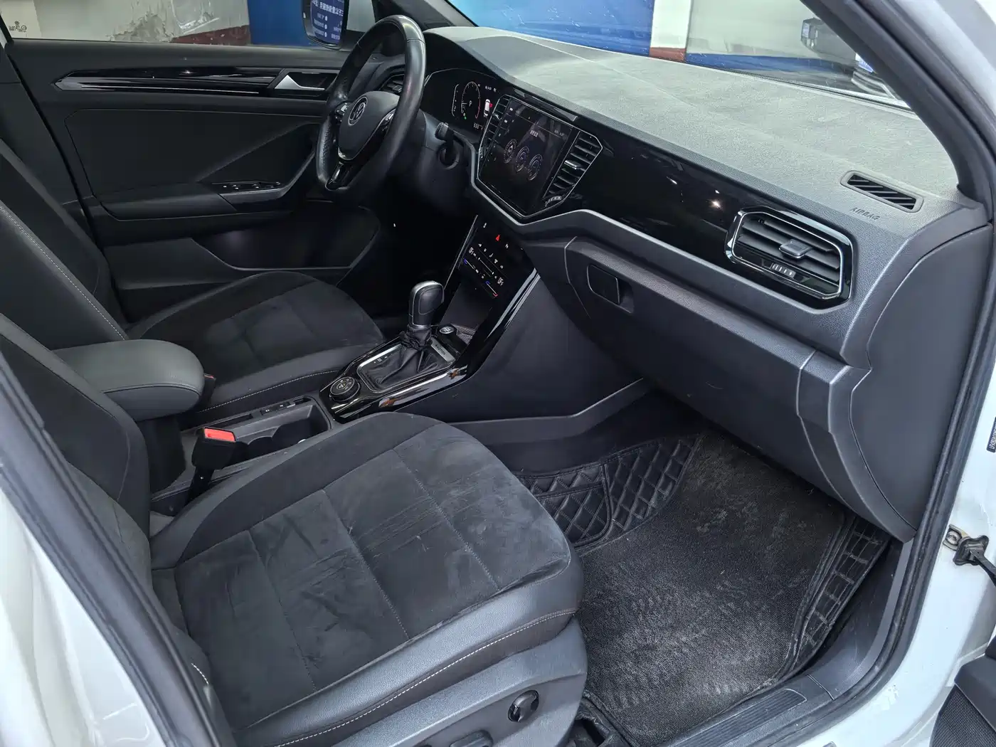 VOLKSWAGEN T ROC EXPLORING SONGS