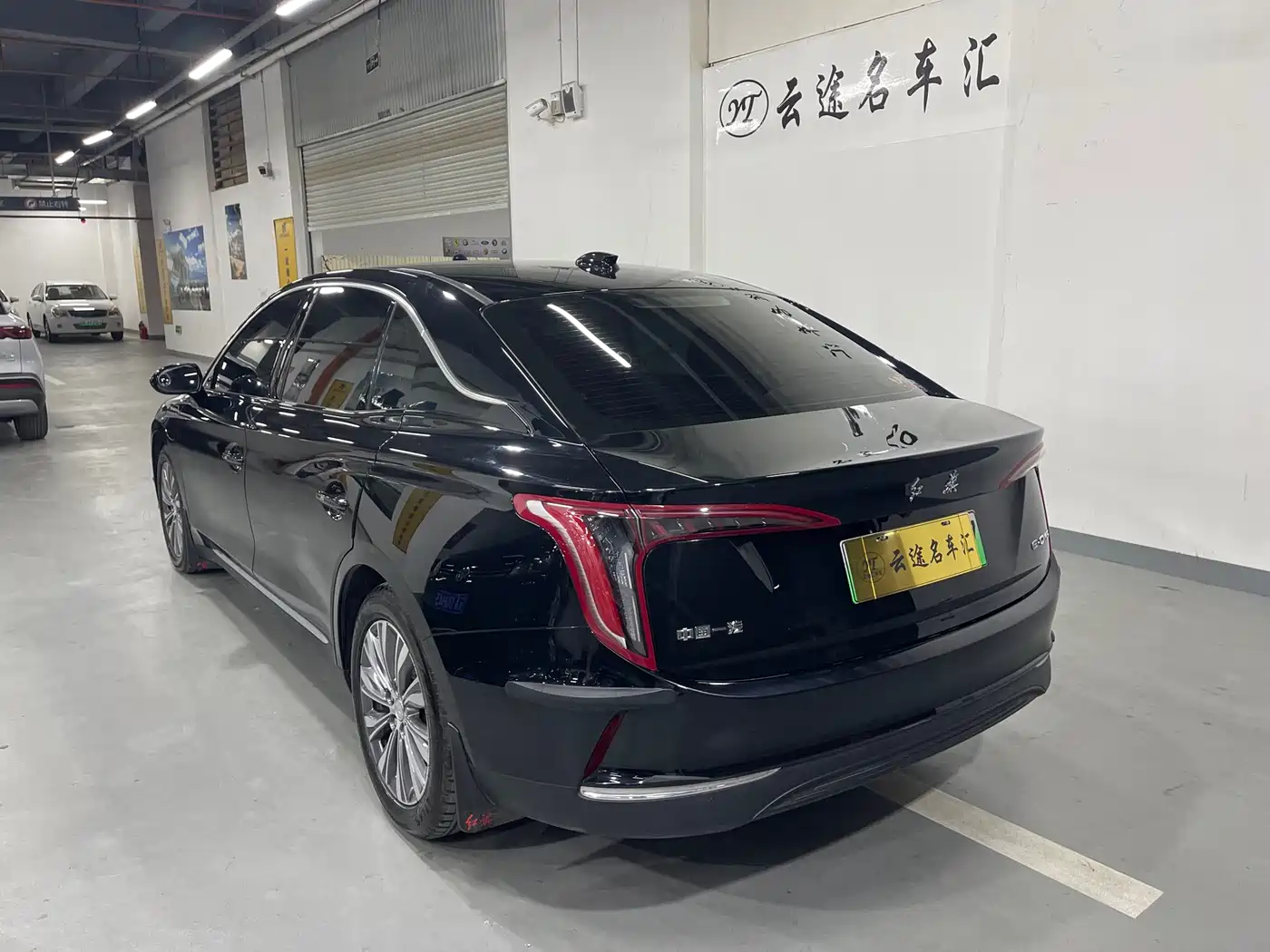 Hongqi E-QM5 2024 Model 450km Travel Edition фото 11