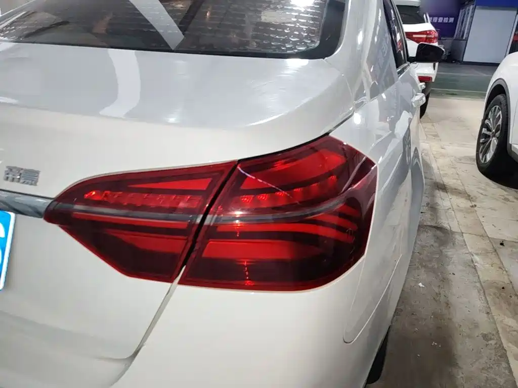 Фото 8 - Geely Emgrand
