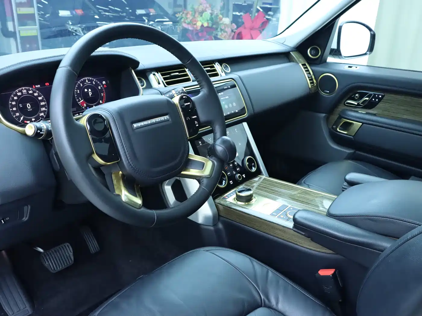 Land Rover Range Rover 2018 3.0 SC V6 Golden Age Edition фото 6