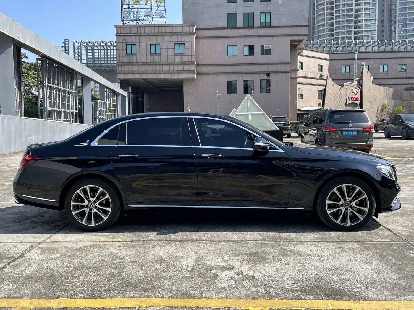 Mercedes-Benz E-Class 2017 E 200 L 4MATIC фото 24