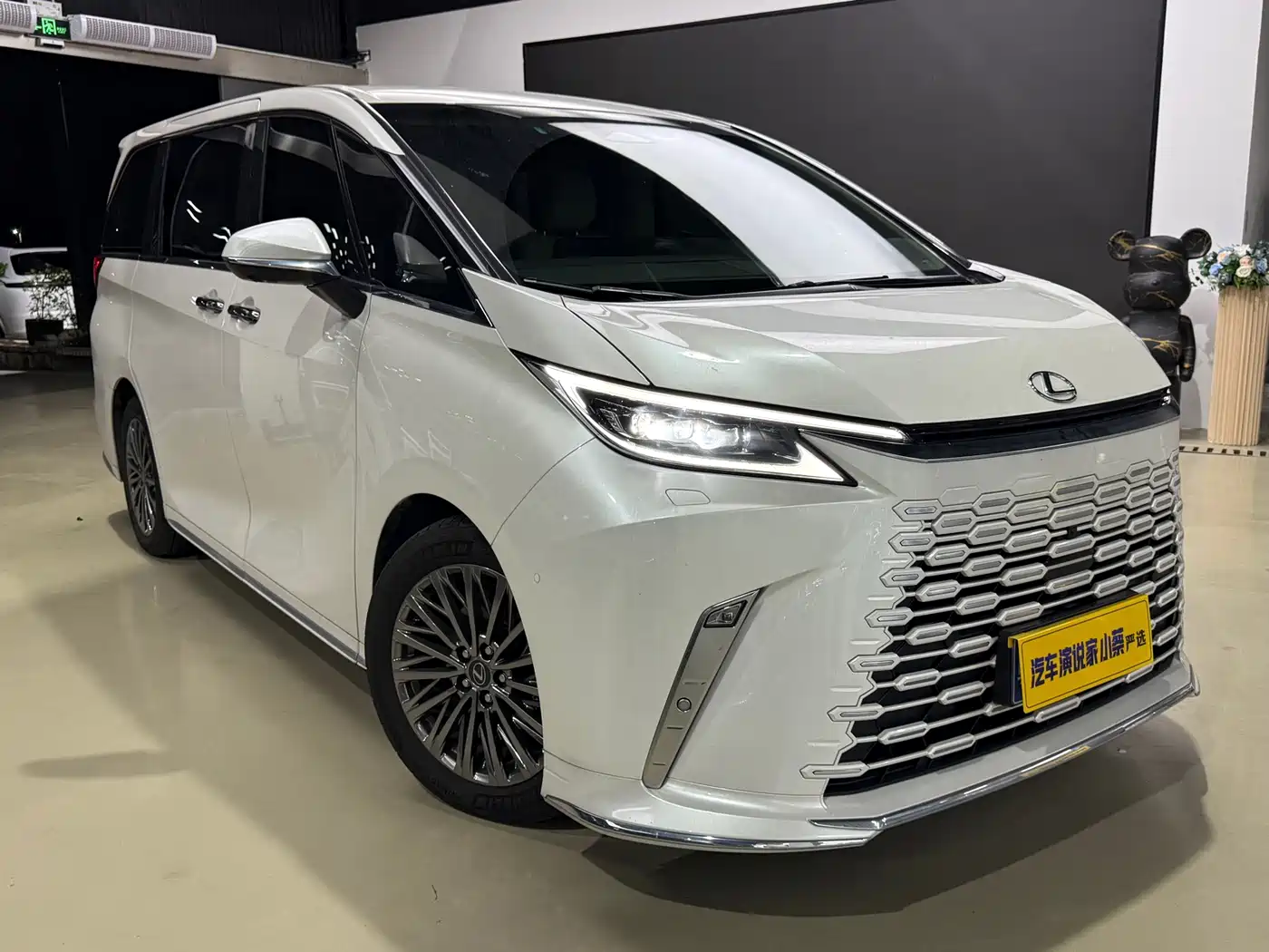 Lexus LM 2026 2025 Model 500h Six-Seater Prestige Edition
