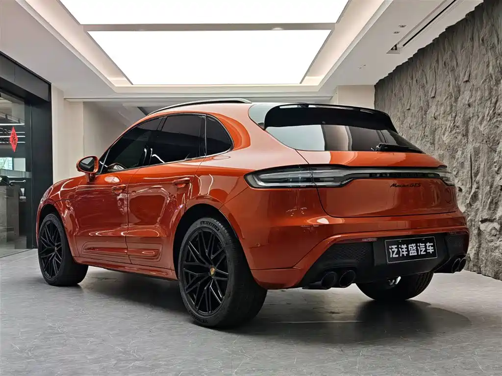 PORSCHE MACAN