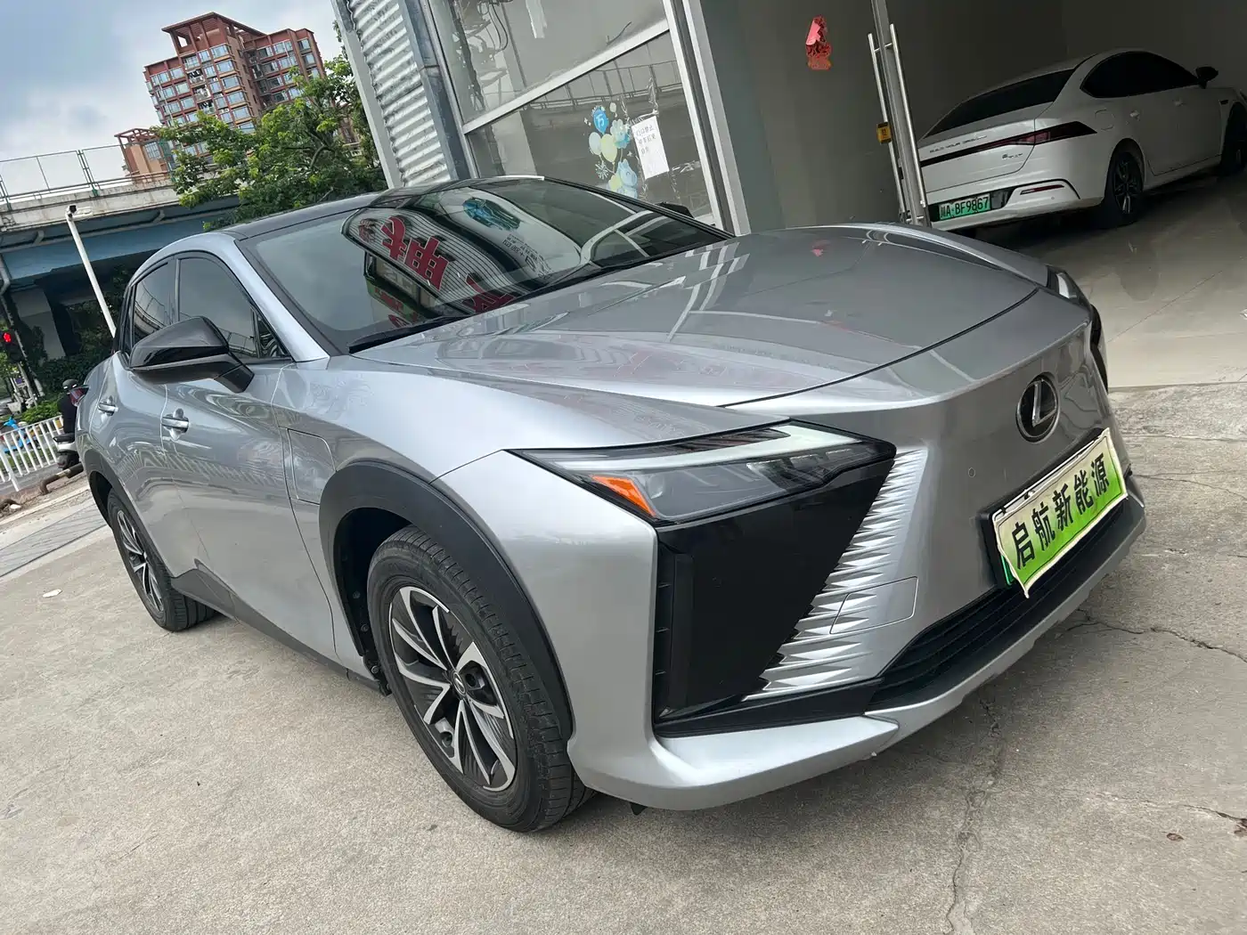 Lexus RZ 2023 450e 4WD Deluxe фото 3
