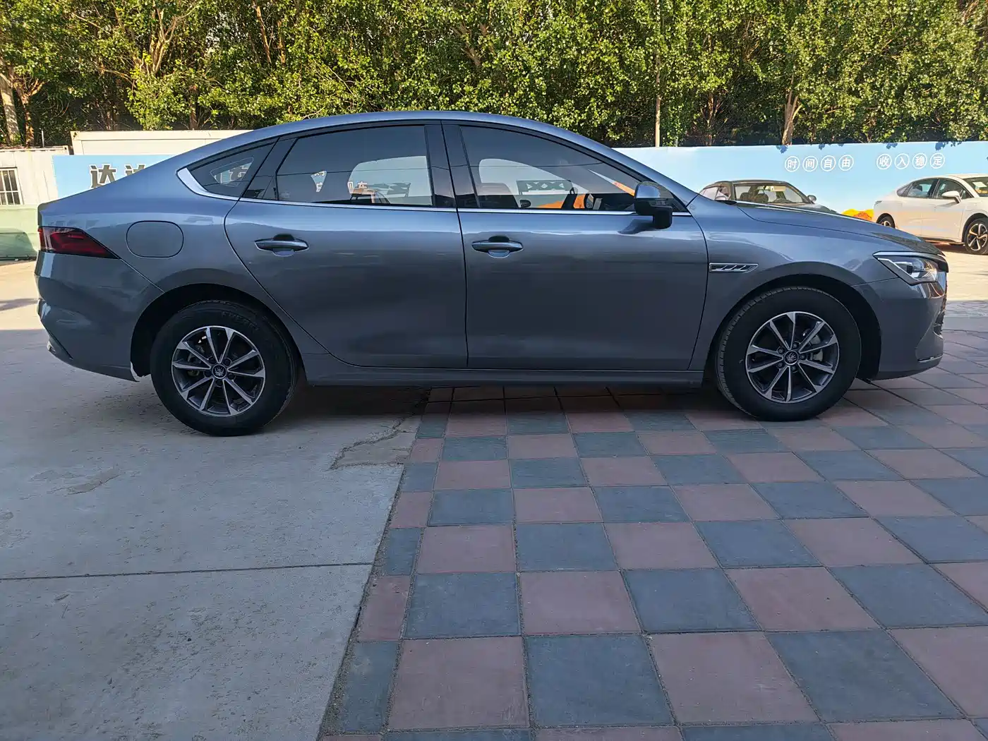 BYD Qin PLUS 2024 Glory Edition DM-i 55KM Leading фото 4