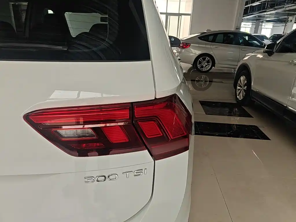 Photo 8 - Volkswagen Tiguan L