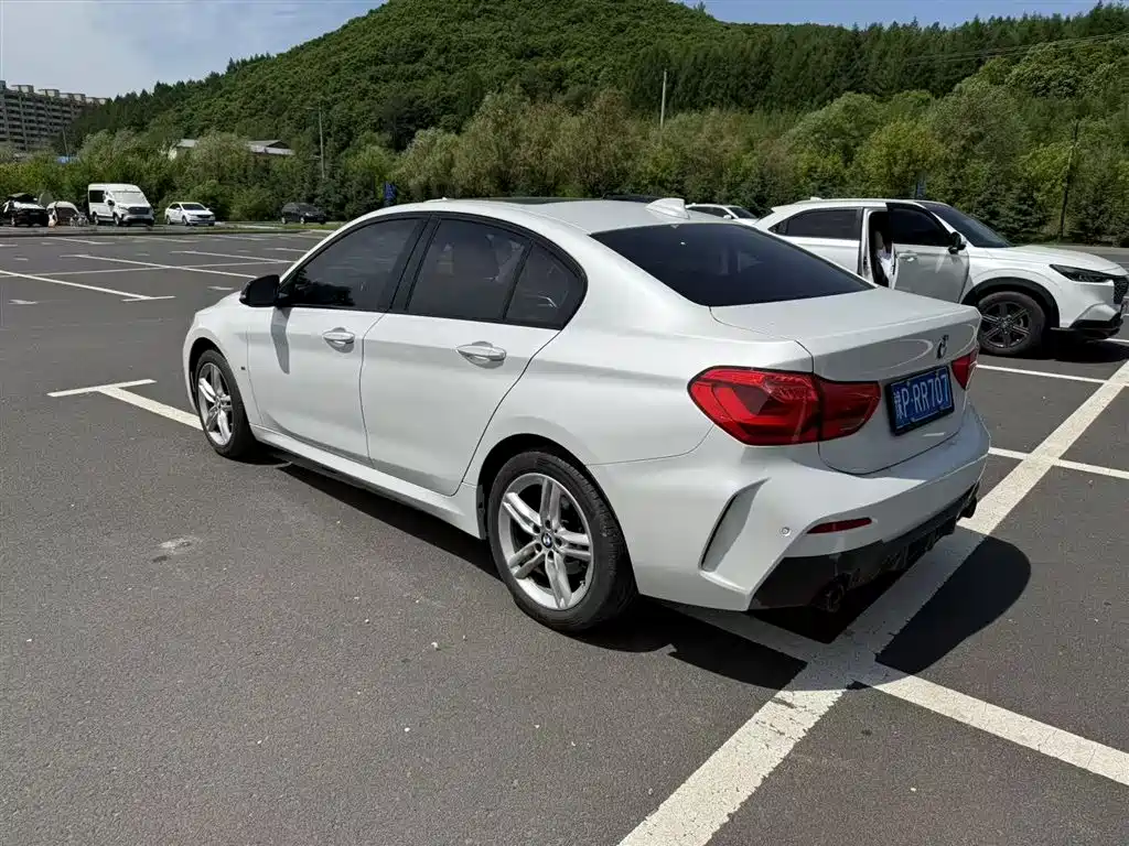 BMW 1 Series 2022 120i M Sport Shadow Edition фото 6