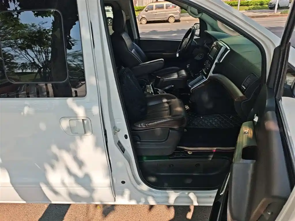 Dongfeng Fengxing Lingzhi PLUS 2022 2021 Wagon 2.0L Manual Luxury 7-Seater