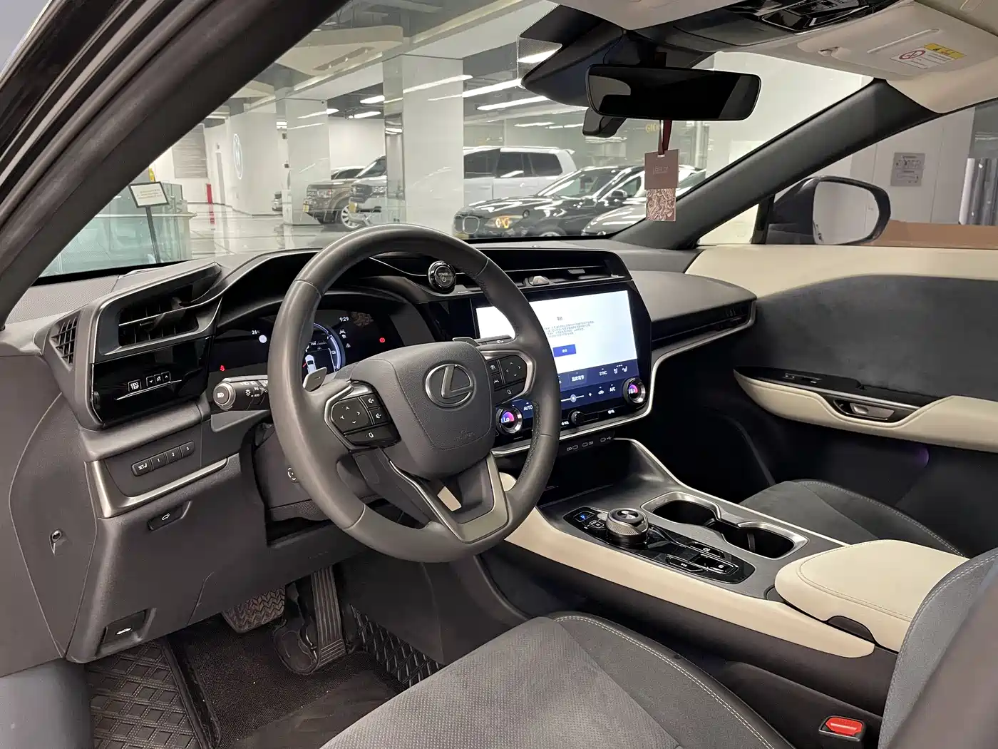 Lexus RZ 2023 450e 4WD Premium фото 10