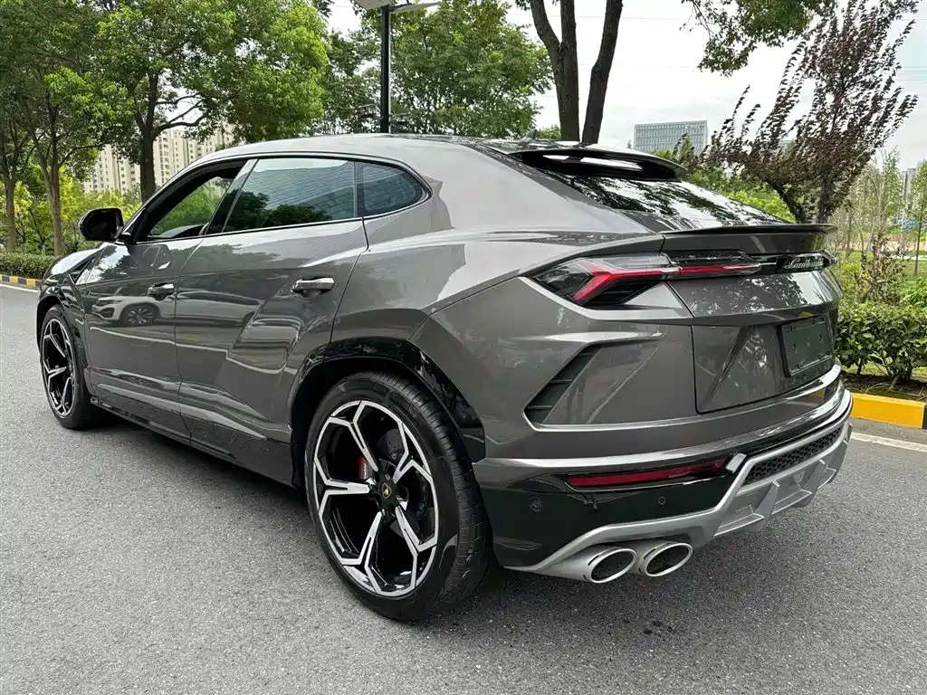Фото 3 - Lamborghini Urus