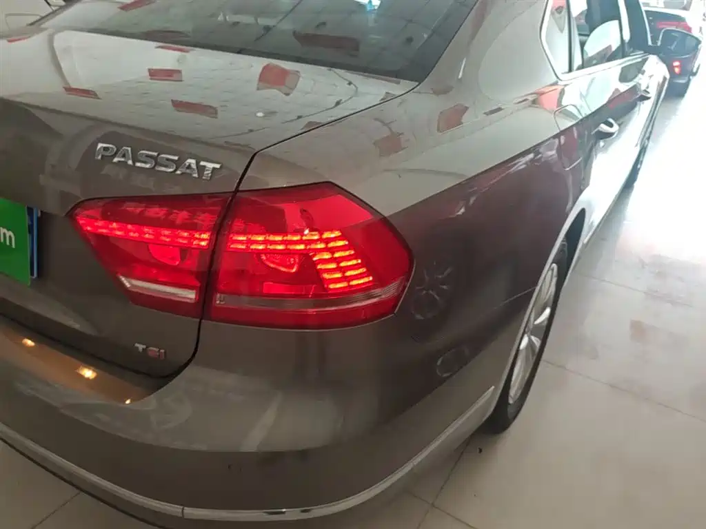 Volkswagen Passat 2015 1.8TSI DSG Honor Edition фото 8