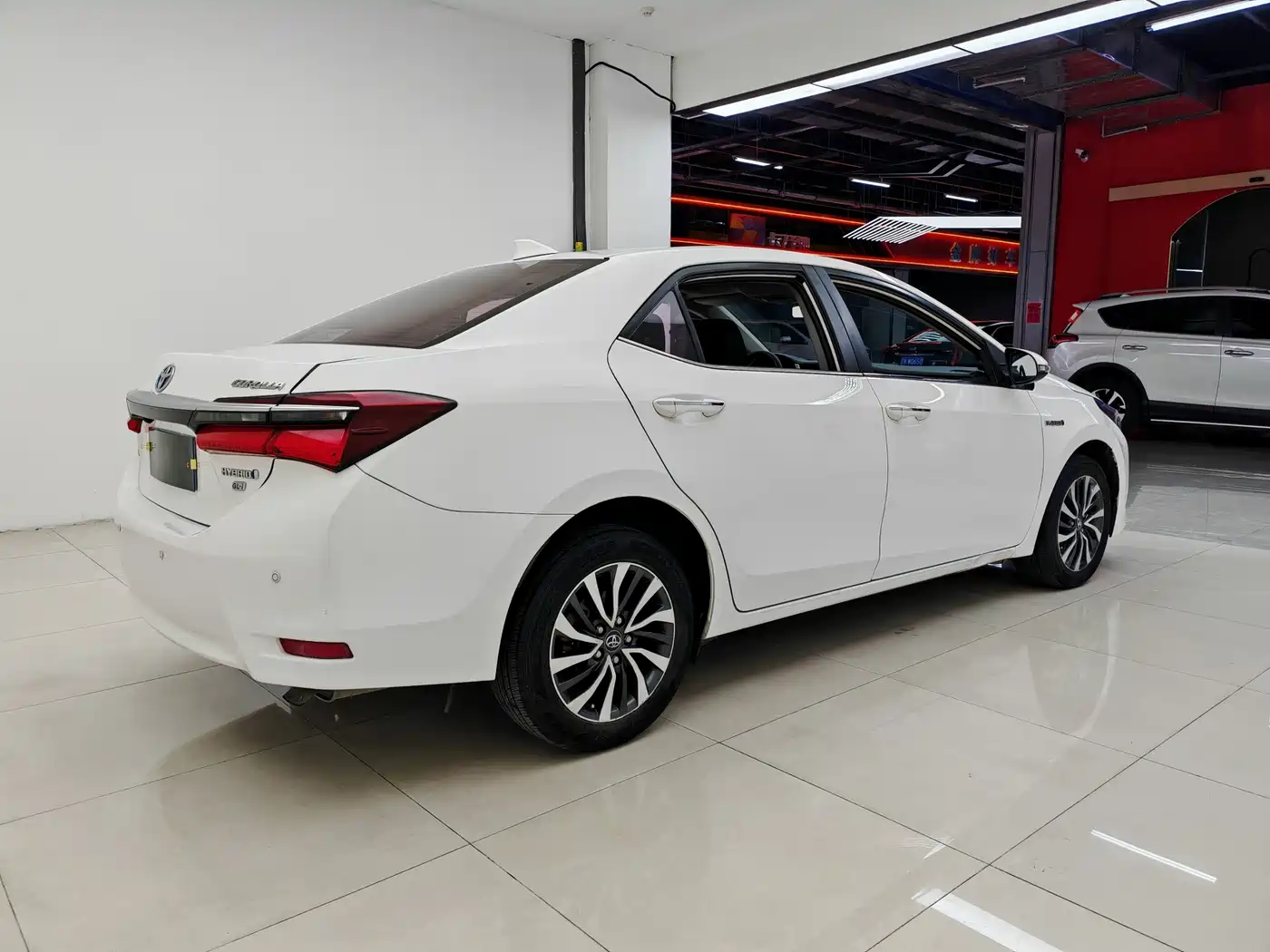 Toyota Corolla 2017 Facelift Hybrid 1.8L E-CVT Leading Edition фото 5