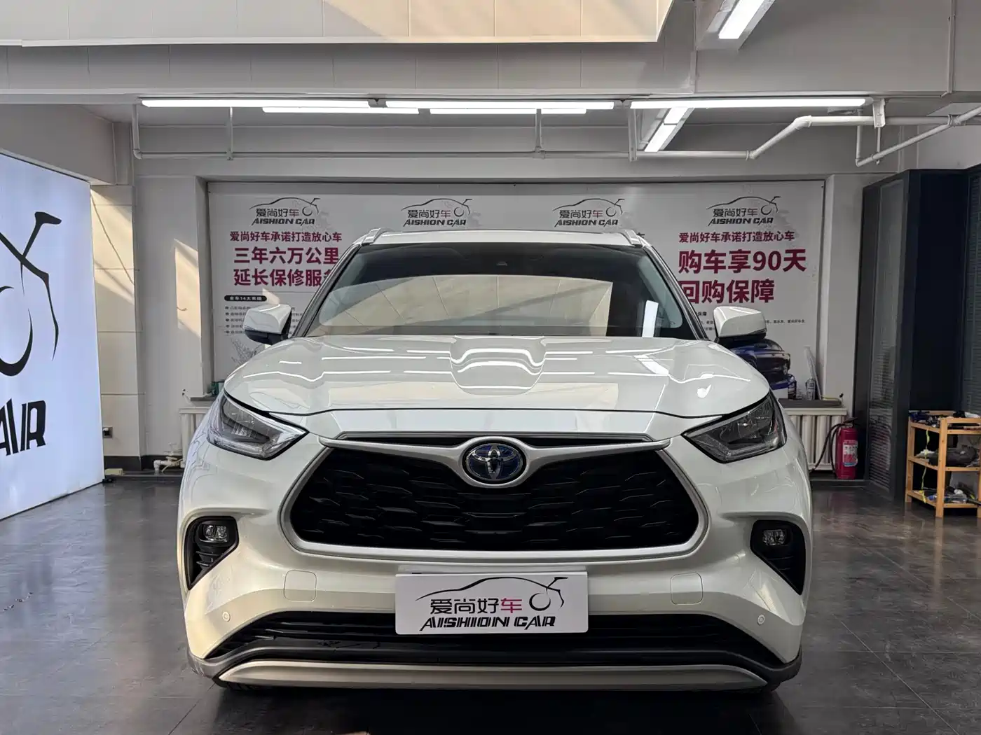 Toyota Highlander 2023 2.5L Smart Hybrid Dual Engine AWD Luxury 7-Seater фото 2