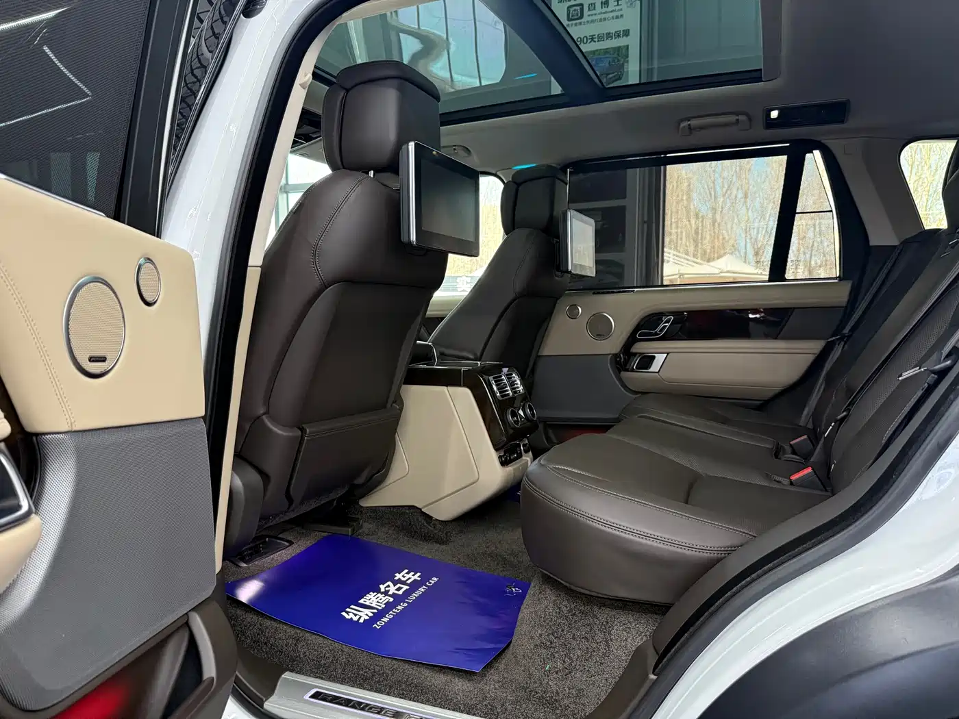 Land Rover Range Rover 2022 3.0 L6 400PS Heritage Extended Classic Edition фото 8