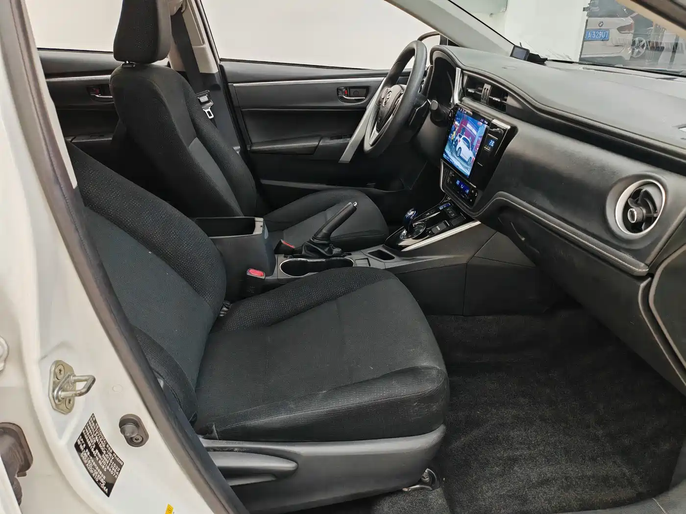 Toyota Corolla 2017 Facelift Hybrid 1.8L E-CVT Leading Edition фото 10