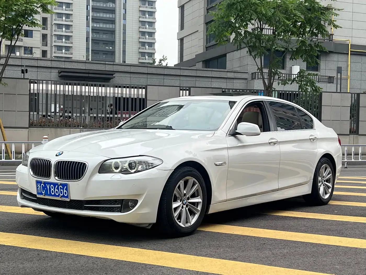 BMW 5 Series 2011 523Li Luxury фото 2