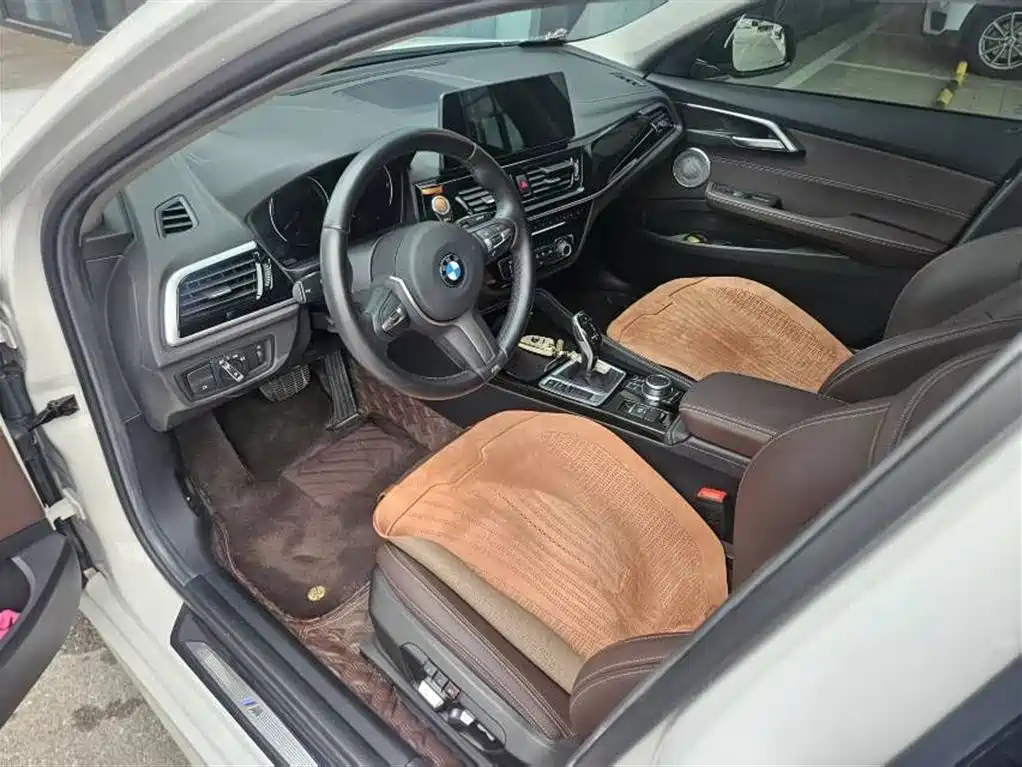 BMW 1 Series 2022 120i M Sport Shadow Edition фото 7